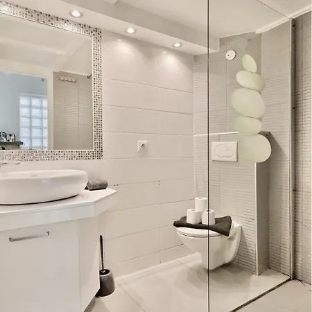 Ancienne Batisse En Plein Coeur Du Port Avec Clim Apartament