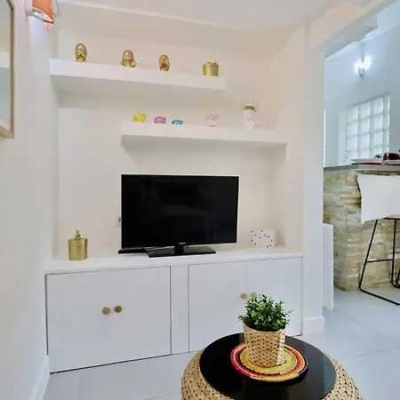 Apartament Ancienne Batisse En Plein Coeur Du Port Avec Clim *