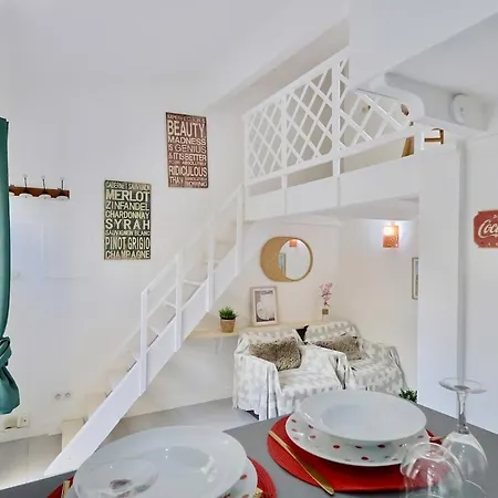 Ancienne Batisse En Plein Coeur Du Port Avec Clim Apartament