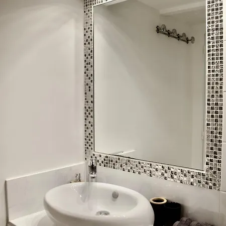 Apartament Ancienne Batisse En Plein Coeur Du Port Avec Clim